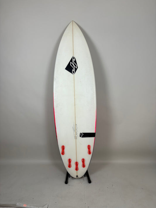 JR  6'1'' | 27.6 L